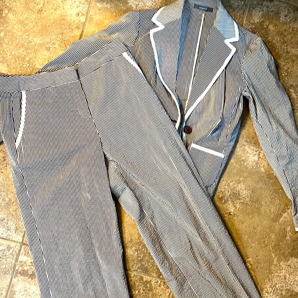 Liz Claiborne Audra searsucker suit size small - Picture 2 of 5